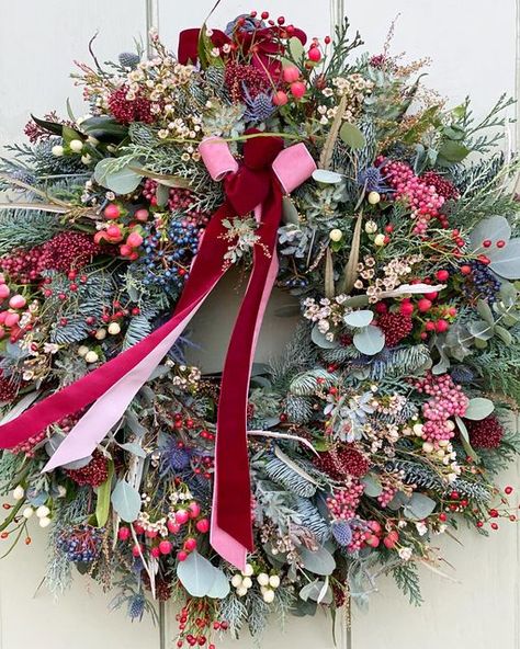 Wedding & Event Florist - Charlie on Instagram: "And so it begins 💕❤️💕 . . . #supportlocal #supportsmallbusinesses #christmasdecor #wreath #christmaswreaths #justbefloral #flowersandotherstories #wreathworkshop #wreathmaking #wreathsofinstagram #wreathmaker #christmaswreath #oxfordshirewreathworkshop #makeyourown #wreathwatch #wreathsofinstagram #oxfordshireflorist #theflowerfairies #dabblingwithdecor #wreathie #luxurywreath" Christmas Floristry Ideas, Christmas Salon, Traditional Christmas Wreath, Holiday Wreaths Christmas, Traditional Wreath, And So It Begins, Christmas Interiors, Festa Party, Natural Christmas