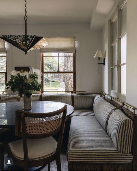 Lofted Living Room Ceiling, Coin Banquette, Seating In Kitchen, Banquette Bench, Banquet Seating, Design 101, Banquette Seating, Dining Nook, Dining Room Inspiration