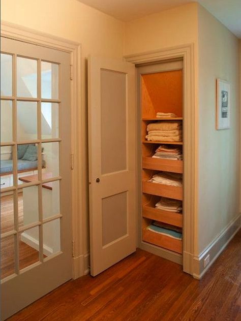 Pull out drawers in the linen closet. Great idea, no more messing up the place ;) Linen Closet Under Stairs, Custom Linen Closet, Square Closet, Linen Closet Design, Closet Conversion, Traditional Closet, Ideas Armario, Narrow Closet, Closet Idea