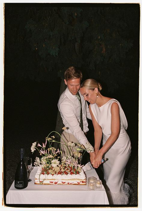 Real Wedding | Vilde + Eirik Family Only Wedding, Intimate Wedding Cake, Wedding Elopement Ideas, Tuscany Countryside, Cartagena Wedding, Bride Aesthetic, Low Key Wedding, Funky Wedding, Courtyard Wedding