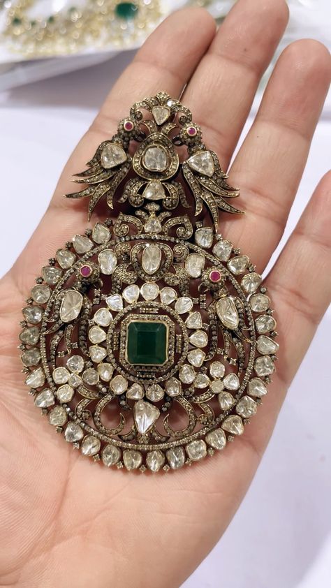 aashirwaad.in on Instagram: Royal Victorian Maharani Locket ✨ 18kt Gold with Diamonds , Polkis , Emeralds & Rubies ✨ This wedding season bringing you the best of… Victorian Lockets Gold Indian, Victorian Buttalu, Fusion Jewellery Design, Victorian Jewellery Designs, Uncut Jewellery, Victorian Jewelry Necklace, Modern Cupboard, Gold Finger Rings, Antique Necklaces Design