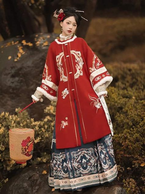 Winter Hanfu, History Clothes, Traditional Clothing Around The World, Ming Dynasty Hanfu, Traditional Asian Clothing, Traditional Chinese Dress, Chinese Fashion, Chinese Hairstyle, Traditional Clothes