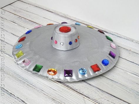 Make a fun paper plate flying saucer from CraftsbyAmanda.com @amandaformaro Diy With Kids, Space Crafts For Kids, Paper Plate Crafts For Kids, Sistem Solar, Space Activities, Paper Plate Crafts, Plate Crafts, Space Birthday, Family Crafts