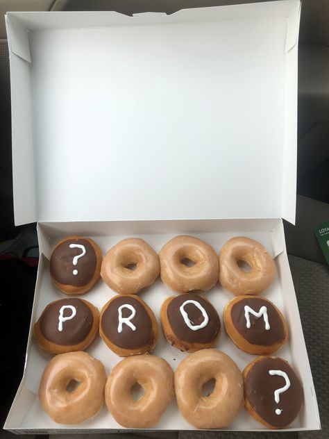 Donut Hoco Proposals Ideas, Food Promposal Ideas, Prom Donut Proposal, Ice Cream Promposal, Promposal Aesthetic, Crumbl Dance Proposal, Donut Promposal, Food Promposal, Doughnut Promposal