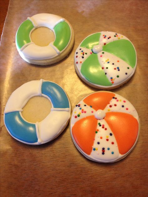 Beach ball and life preserver cookies for G Summer Decorated Cookies Ideas, Royal Icing Cookies Designs Circle, Lake Cookie Ideas, Round Cookie Designs, Beach Theme Sugar Cookies, Summer Sugar Cookie Designs, Round Cookie Decorating Ideas, Beach Cookies Decorated, Summer Themed Cookies