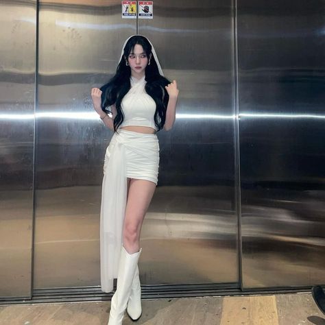 Karina Wallpaper, Jazz Dance Costumes, Night Club Outfits, Suwon, Karina Aespa, Jazz Dance, White Crop Top, White Outfits, Dance Costumes