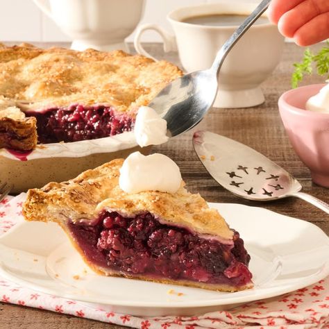 blackberry pie Apple Blueberry Pie, Desserts Party Ideas, Pioneer Woman Recipes Dinner, Easy Spring Cocktails, Cake With Sprinkles, Chocolate Tarts, Apple Blueberry, Cherry Pie Recipe, Desserts Party