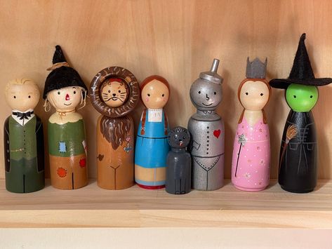 The Wizard of OZ Peg Dolls Hand-painted Role-playing - Etsy Wizard Of Oz Peg Dolls, Painted Peg Dolls, Fairy Peg Doll, Halloween Peg Dolls, How To Paint Peg Dolls, Peg People Ideas, Peg Dolls Ideas, Peg Dolls Diy, Wooden Peg People