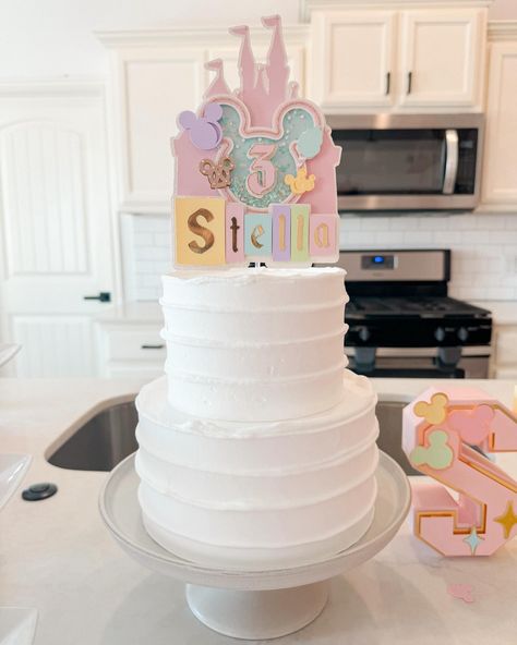 The blog post sharing every detail of Stella’s Disneyland-themed birthday is up! #disney #disneyland #disneylandparty #disneyparty #minniemouse #mickeymouse #partytheme #birthdayparty #birthdaycake #birthdayinvitation #birthdayballoons #birthdayparties #toddlerparty #toddlerpartyideas #momlife #momoftwo Disneyland Cake Ideas, Disney Centerpieces Birthday, Disneyland 1st Birthday Girl, Vintage Disney Cake, Disney First Birthday Girl, Disney Birthday Theme, Disney World Birthday Party, Disneyland Cake, Disney Birthday Cake