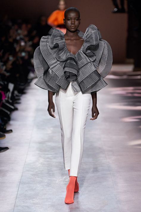 Givenchy COUTURE SPRING-SUMMER 2020,FASHION Couture Blazers For Women, Catwalk Outfits, Givenchy 2020, Daily Fits, Givenchy Couture, Paris Mode, Moda Paris, Spring Couture, Glamour Dress