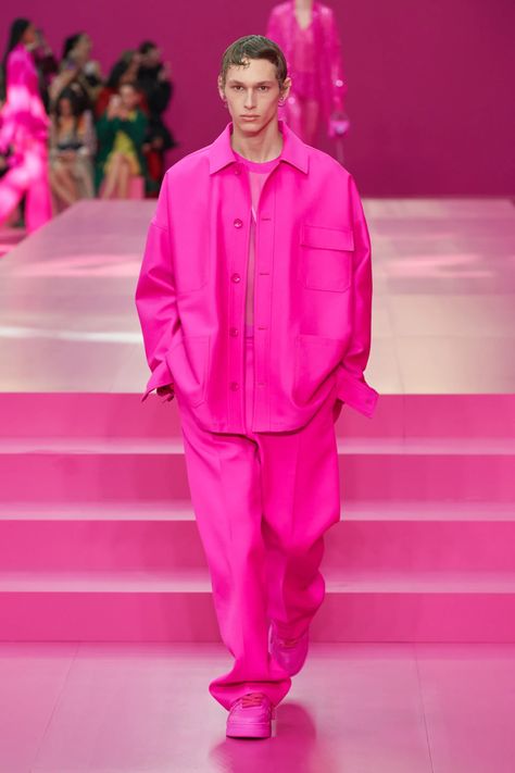 School Picture Outfits, Valentino Fall 2022, Wedding Guest Outfit Men, All Pink Outfit, Party Outfit Night Club, Valentino Menswear, Menswear 2020, Wedding Guest Outfit Winter, Pink Streetwear