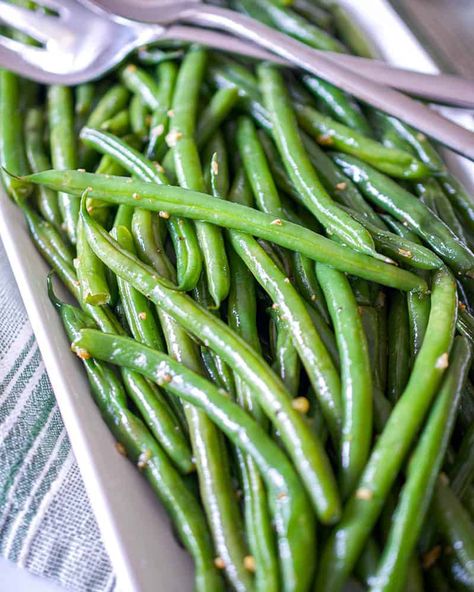 Easy French Green Beans sauteed with butter and garlic is not only a quick side dish to make, it's a great option for both busy weeknight dinners or elegant meals. With this recipe, you can have consistent, restaurant-style green beans every time. French Style Green Beans Recipe, Nuoc Mam Recipe, French Green Bean Recipes, Elegant Meals, Easy Green Bean Recipes, Green Beans With Garlic, Fast And Easy Dinner, Easy Dinner Sides, Cold Pasta Dishes