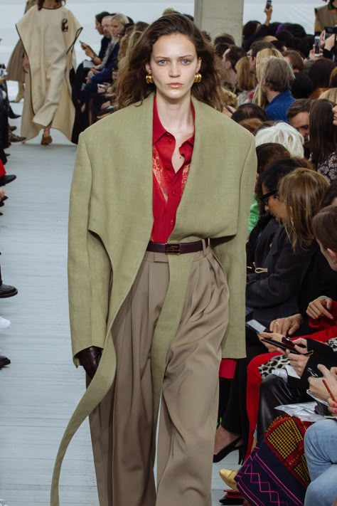 Phoebe Philo 2023, Old Celine Phoebe Philo, Phoebe Philo Style, Phoebe Philo Celine, Celine Phoebe Philo, Cream Outfit, Old Celine, Maximalist Style, Runway Details