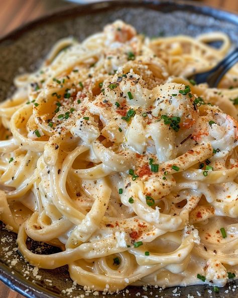 CRAB FETTUCCINE ALFREDO 🦀🍝 Ingredients: 12 oz fettuccine pasta 1 lb crab meat, lump or claw 2 cups heavy cream 1 cup grated Parmesan cheese 4 tablespoons unsalted butter 3 cloves garlic, minced 1 teaspoon lemon zest 1 tablespoon lemon juice Salt and pepper, to taste Fresh parsley, chopped (for garnish) Directions: Step 1: Cook the Pasta Cook the fettuccine pasta according to package instructions until al dente. Drain and set aside. Step 2: Make the Alfredo Sauce In a large skillet over ... Crab Fettuccine Alfredo, Crab Fettuccine, Alfredo Fettuccine, Crab Food, Alfredo Sauce Recipe Homemade, Crab Pasta, Pasta Al Dente, Fettuccine Pasta, Crab Recipes