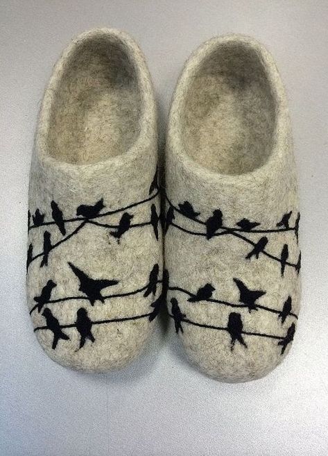 this… Birds On Wire, Tovad Ull, Felt Slippers, Felted Wool Crafts, Felt Shoes, Needle Felting Tutorials, Wet Felt, Needle Felting Projects, Felted Slippers