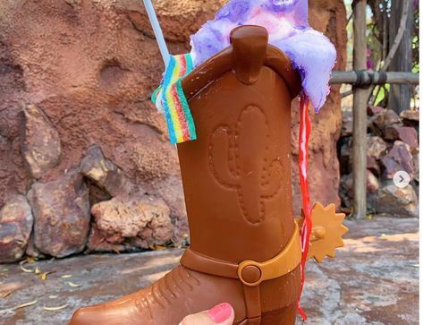 Bonnie's Boot Float at Disneyland Park Disneyland Desserts, Mint Julep Bar, Dessert Restaurants, Famous Drinks, Disney Desserts, Candy Fruit, Dining Plan, Disney Eats, Rainbow Fruit