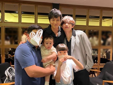 taehyung pics⚡️ on Twitter: "📸 Taehyung with Gang Dong Won and #Broker’s child actors Park JiYong & Lim Seungsoo… " Gang Dong Won, Taehyung Pics, Finger Exercises, Classy Photography, Aesthetic Editing Apps, Child Actors, Anime Love Couple, Kim Taehyung Wallpaper, Bts Playlist