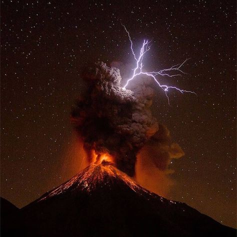 Lightning volcano eruption. Volcano Lightning, Lightning Art, Lightning Photography, Perspective Photography, Time Pictures, Thunder And Lightning, Most Beautiful Animals, Fire Art, Lightning Strikes