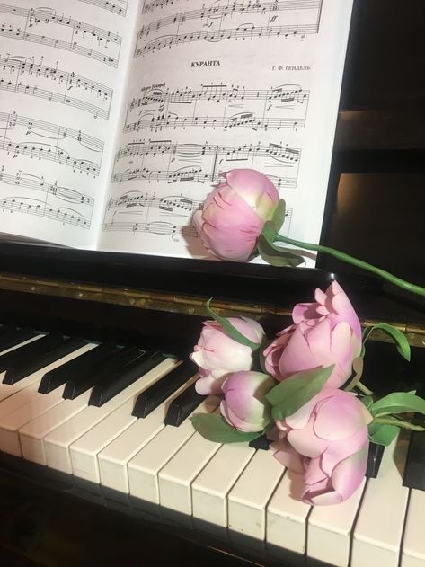 Draw Disney Princesses, Keyboard Art, Piano Photography, Pink Piano, Painted Pianos, Piano Art, Shabby Chic Flowers, Aesthetic Roses, Disney Princess Drawings