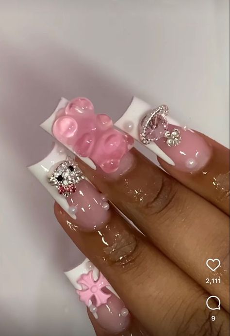 Pink Nail Sets With Charms, Medium Length Nails With Charms, Medium Length Junk Nails, Birthday Nails With Charms, Nails With Charms Y2k, Short Nails With Charms, Nails Art Easy, Trending Acrylic Nails, Easy Diy Nails