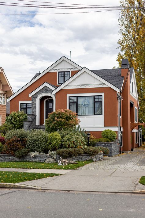 terracotta home with white gables Terracotta Painted House Exterior, Outdoor Paint Colors Home Exteriors Modern, Outdoor Paint Colors Home Exteriors, Terracotta House Exterior, Terracotta Exterior, House With White Trim, Terracotta Home, Outdoor Paint Colors, Terracotta House