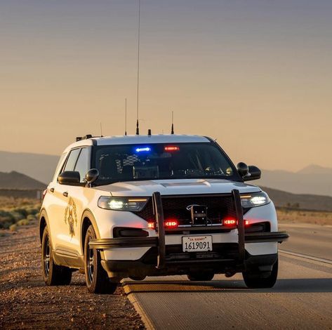 Your thoughts on this amazing photo of a cruiser from the California Highway Patrol. Undercover Police Cars, Thriller Aesthetic, Police Car Lights, Undercover Police, Old Police Cars, California Highway, Diamond Chains, California Highway Patrol, Cop Cars