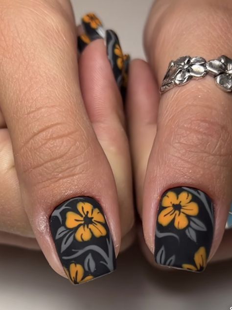 Vintage Flower Nails, Marigold Nail Art, Marigold Nails, Shellac Colors, Manicure Inspiration, Cute Nails For Fall, Pretty Nail Designs, Nails Halloween, Vacation Nails