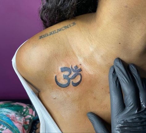 Tattoo Black Women, Om Sign, Pretty Hand Tattoos, Om Tattoo, Foot Tattoos For Women, Tattoos For Black Skin, Female Tattoo Artists, Dope Tattoos For Women, Tattoo Stencil Outline