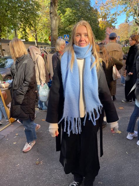 Stockholms style copenhagen style Copenhagen Style Scarf, Chunky Scarf Outfit, Plaid Scarf Outfit, Nyc Outfits, Chunky Scarf, Style Scarf, Scarf Outfit, Chunky Scarves, Copenhagen Style