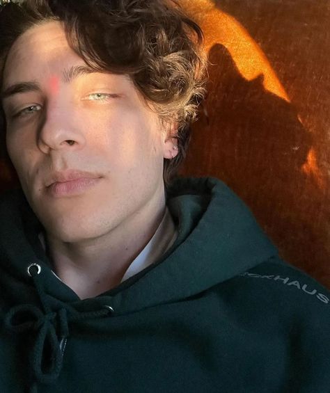 Cody Fern UK ✰ on Instagram: “📸 - A... SELFIE?! Definitley a new era huh. #codyfern #codyfernuk #blueeyes #greeneyes #damnthoseeyes #michaellangdon #xavierplympton…” Ya Like Jazz?, Fern Michaels, Cody Fern, Evan Peters, Reasons To Live, Beautiful Person, American Horror Story, Horror Stories, Lady Gaga