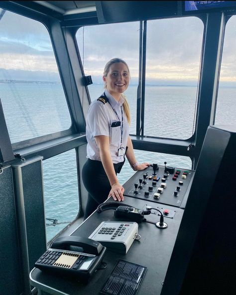 Female Navy Officer, Female Navy, Underwater Welding, Marine Officer, Merchant Navy, Phone Shop, Photos Of Women, Dream Job, Titanic