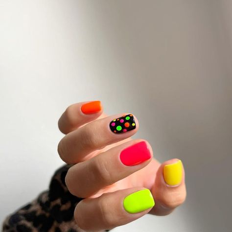 Neon Colored Nails, Neon Nail Ideas, Neon Nail Colors, Neon Nail Designs, Minimal Nails Art, Sunny Vibes, Minimal Nails, Cute Summer Nails, Round Nails