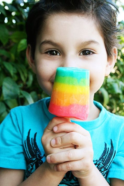 Rainbow Pudding Pops Pudding Popsicles, Fun Activites, Rainbow Popsicles, Refreshing Summer Recipes, Pudding Pops, No Bake Summer Desserts, Yogurt Popsicles, Pudding Pop, Homemade Popsicles