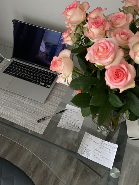 Study Plants Aesthetic, Flowers On Desk Aesthetic, Flowers On Desk At Work, Flowers At Home Aesthetic, Spring Studying Aesthetic, Pink Work Aesthetic, Private Practice Office, Desk Flowers, Office Flowers