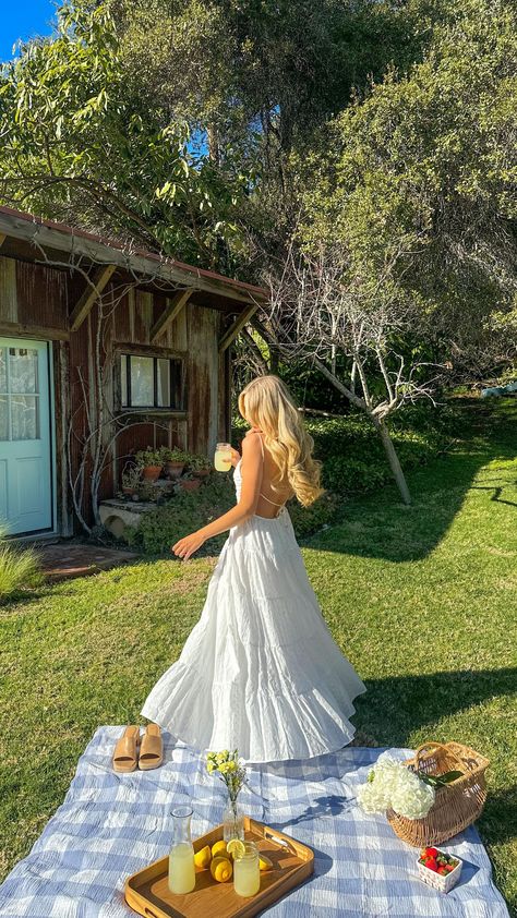 Kaylee Rae (@solarpowered_blonde) • Instagram photos and videos Bella Aesthetic, Flower Season, Cottagecore Outfit, Summer Picture Poses, Spring Inspo, Olden Days, Flowy Design, Dresses Aesthetic, Dress Aesthetic