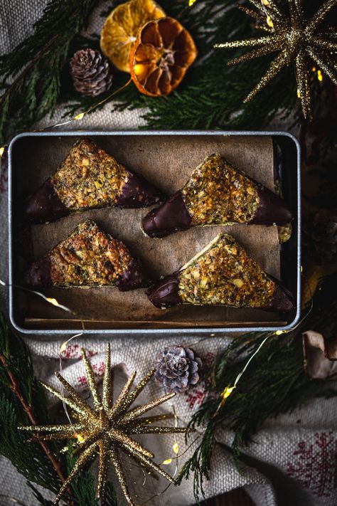 This is my favorite CHRISTMAS COOKIE recipe ever. A crispy shortcrust base topped with apricot jam and a sweet nutty filling and the ends are dipped in dark chocolate. Sooo good. You can variate the flavor in combining different nuts for a different flavor. This recipe includes the flavors walnut-hazelnut and almond-pumpkin seeds. These cookies are easy and fast to make.#nussecken #nutcookies #christmascookies #austrianrecipe #weihnachtskekse #christmasrecipe Xmas Cookies Recipes, Unique Christmas Cookies, Dreamy Christmas, Xmas Cookie, Different Nuts, Christmas Cookie Recipe, Sugar Cookie Recipe Easy, Best Christmas Cookie Recipe, Delicious Christmas Cookies