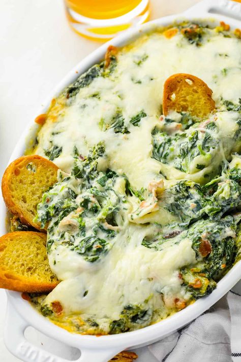 Top Dip Recipes, Spinach Bacon Dip, Bacon Spinach Dip, Cheesy Bacon Dip, Dip Recipes Appetizers, Comfort Pasta, Spinach Dip Recipe, Bacon Dip, Homemade Tortilla Chips