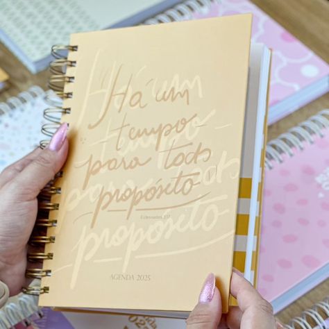 ♡ Para organizar a rotina e a mente. Alivie o peso de ter que memorizar os compromissos do dia a dia! Passe pro lado para ver todas as opções. Também personalizamos. 💖 Aproveite o cupom de desconto no site. ✨ www.papelartdesign.com.br Notebook Paper, Stationery Notebook, Note Pad, Stationery