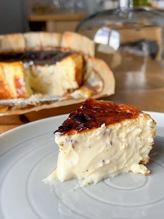 5-Ingredient Burnt Basque Cheesecake Burn Basque Cheesecake, Cream Brulee Cheesecake, Cheesecake Condensed Milk, Burnt Basque Cheesecake, Burnt Cheesecake, Basque Cheesecake, Cookies Pastry, Best Cake Recipes, White Chocolate Raspberry