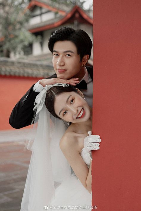 Korean Prewedding Photography Outdoor, Pre Wedding Poses Outdoor, Asian Engagement Photos, Korean Prewedding Photography, Pre Wedding Photoshoot Theme, Prenuptial Photoshoot, Korean Wedding Photography, Pre Wedding Photoshoot Outfit, Wedding Photo Studio