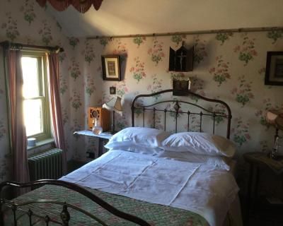 Bed And Breakfast Aesthetic Bedroom, 1930s Bedroom Ideas, Bed And Breakfast Aesthetic, Cottage Core Bed, Bed And Breakfast Decor, Victorian Inspired Bedroom, Victorian Bed And Breakfast, Vintage Beds, Bed N Breakfast