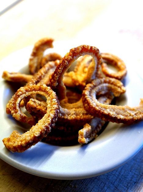 Pork Skins Recipes, Pork Crackling Recipe, Cracklins Recipe, Roast Pork Crackling, Pork Scratchings, Crackling Recipe, Chicharrones Recipe, Button Trees, Pork Rind Recipes