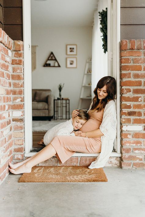 Maternity Sibling Photoshoot, Cozy Maternity Shoot Family, Diy Maternity Photos At Home With Sibling, Indoor Maternity Family Photos, In Home Maternity Session Mom, Sibling Indoor Photoshoot, In Home Family Maternity Session, I’m Home Maternity Pictures, Indoor Studio Maternity Photos