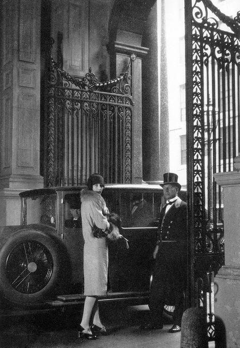 Women’s Street Fashion of the 1920s ~ Vintage Everyday Paris 1920s, Vintage Aesthetic Outfits, 1920s Aesthetic, Online Outfits, Deco Photo, Vsco Outfit, Clothing Blogs, Vintage Everyday, Roaring Twenties