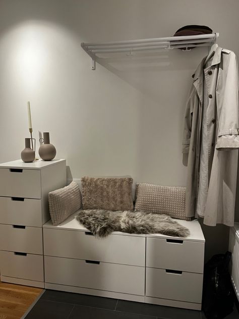 Liten hall med mycket förvaring. Här har jag använt förvaringsmöbeln Nordli från Ikea med två låga avsatser och en hög bredvid. Jag har inrett de låga avsatserna med kuddar och fuskpläd för att bjuda in till att sitta på byrån. Ovanför har jag satt upp hatthylla från essen design.  Allt i vitt. Inredningen i beiga färger. Nordli Hallway, Nordli Hall, Hall Inspiration Ikea, Nordli Ikea, Ikea Hallway Ideas, Ikea Nordli, Ikea Hallway, Comfy Bedroom, Apartment Balcony Decorating