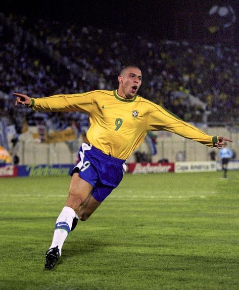 R9 Ronaldo Wallpaper, Ronaldo Nazario Wallpaper, Old Football Players, Brazilian Soccer Players, Ronaldo 9, Brazil Football Team, Ronaldo Skills, Football Players Photos, Hip Hop 90s