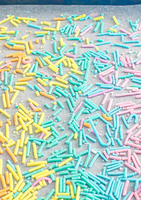 Make Sprinkles, Strawberry Birthday Cake, Funfetti Cupcakes, Cake Sprinkles, Sprinkles Recipe, Cupcake Birthday Cake, Rainbow Food, Funfetti Cake, Food Dye