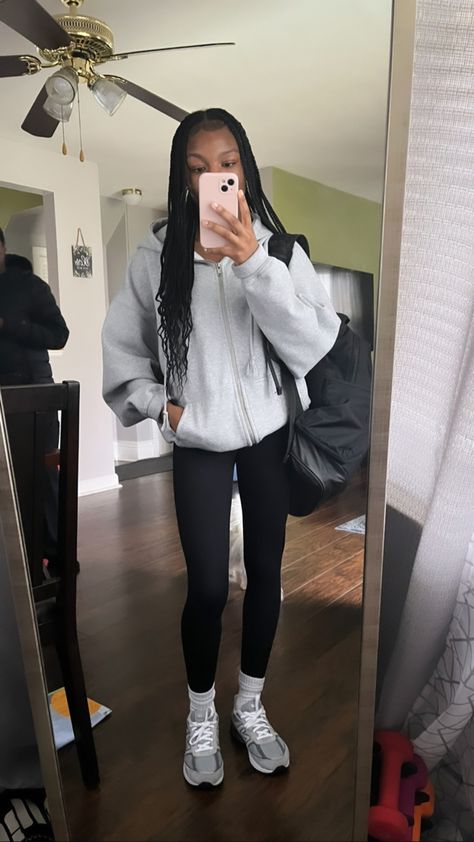 Black Crewneck Outfit Aesthetic, New Blance Outfits Girl, Back To School Outfits Highschool Black, School Outfit Ideas Black Women, New Balance Outfit Black Women, Outfits With New Balance Shoes, Outfit Ideas New Balance, Outfit Ideas For School Black Women, 9th Grade Outfits