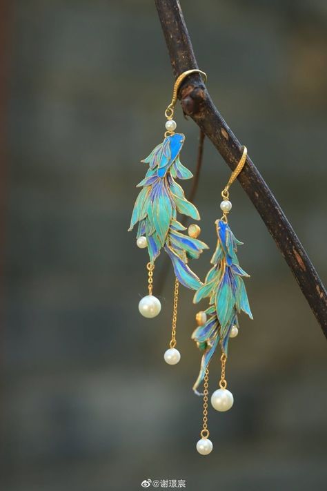 Chinese Jewelry Traditional, Kingfisher Jewelry, Iconic Jewelry, Bijoux Art Nouveau, Jewelry Looks, Chinese Jewelry, Feather Jewelry, Plastic Jewelry, Jewelry Lookbook