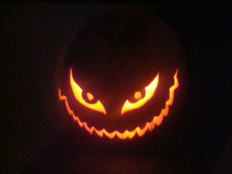 I love to carve pumpkins, like this one. Labu Halloween, Cute Pumpkin Carving, Scary Halloween Pumpkins, Pumkin Carving, Halloween Pumpkin Carving Stencils, Creative Pumpkin Carving, Easy Pumpkin Carving, Scary Pumpkin Carving, Pumpkin Carving Designs